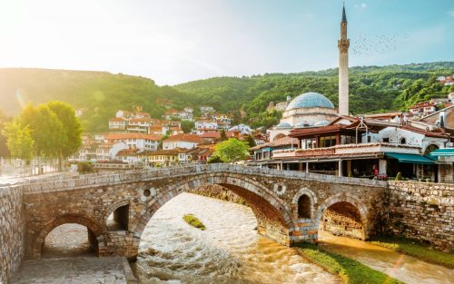 Východ slunce nad Městem Prizren. V popředí mešita u řeky Prizrenska Bistrica