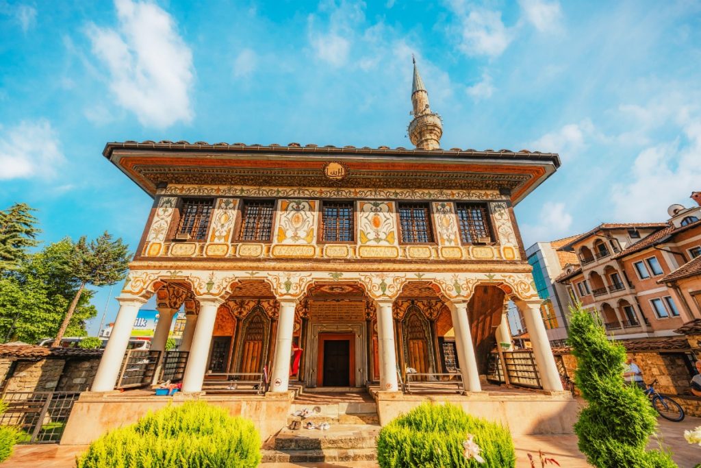 Pestře malovaná fasáda mešity Šarena Džamija v Tetovu v Severní Makedonii