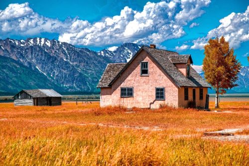 Mormon Row: romantické staré domy a dřevěné stodoly pod majestátním pohořím Teton, patří k nejfotogeničtějším místům amerického Západu.