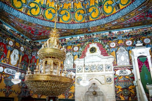 Barevný interiér mešity v Tetovu v Severní Makedonii.