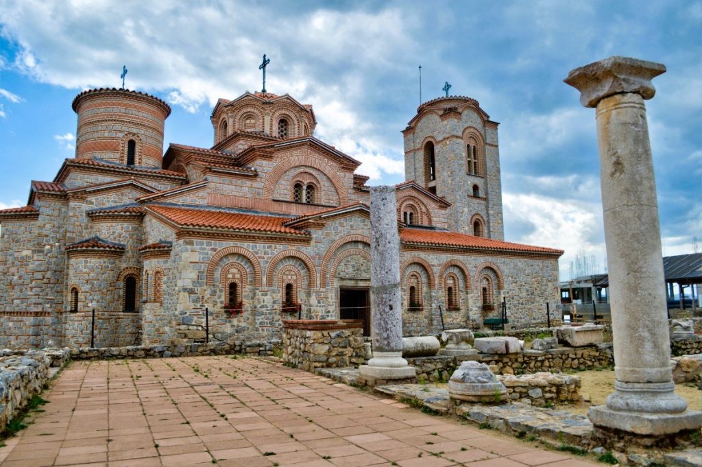 Kostel svatého Klimenta v archeologické lokalitě Plaošnik s pozůstatky základů baziliky z 5. století. Severní Makedonie