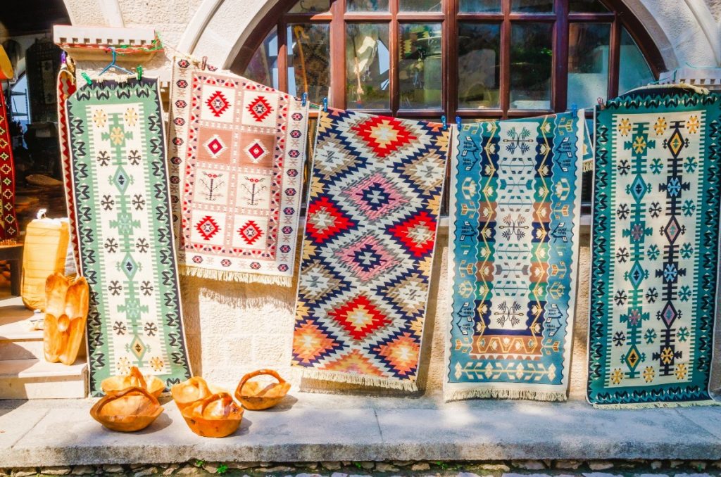 Tradiční koberce vystavené v obchodu se suvenýry v městě Kruja v Albánii