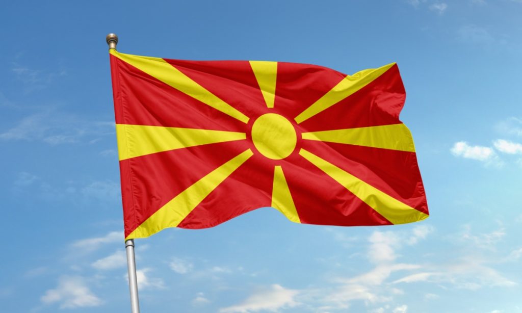 Státní vlajka Severní Makedonie na modré obloze