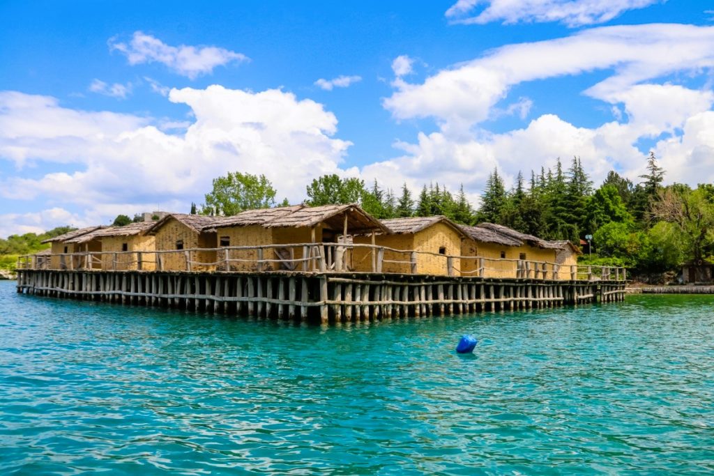 Model pravěkého sídliště v Zátoce kostí na Ohridském jezeře, Severní Makedonie