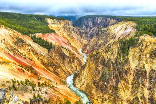 Grand Canyon Yellowstonu a jeho ikonické stěny, které přecházejí od žluté až po červenou