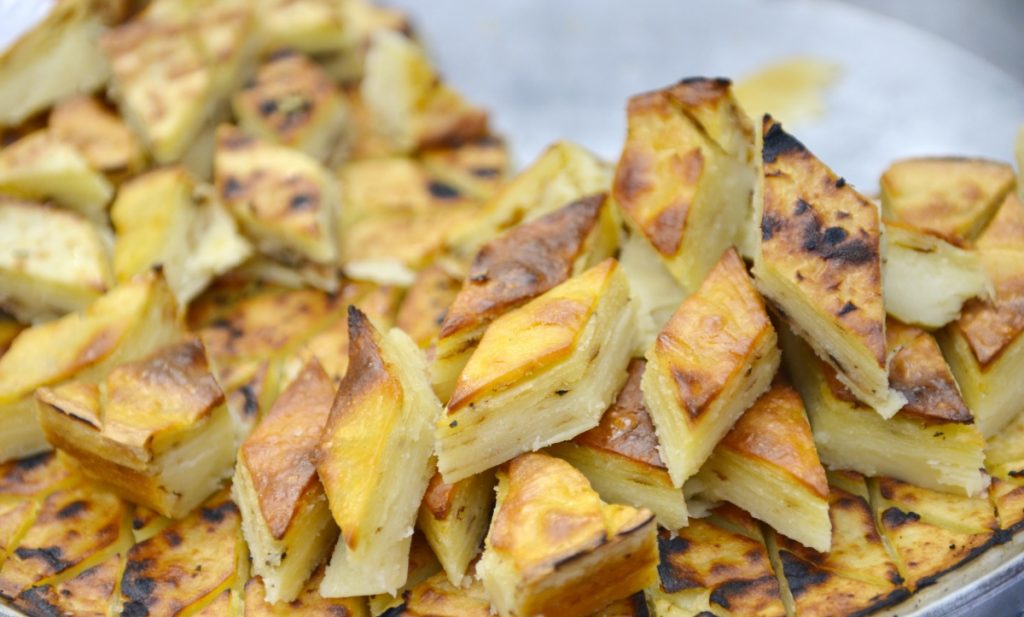 Tradiční makedonský slaný koláč gjomleze