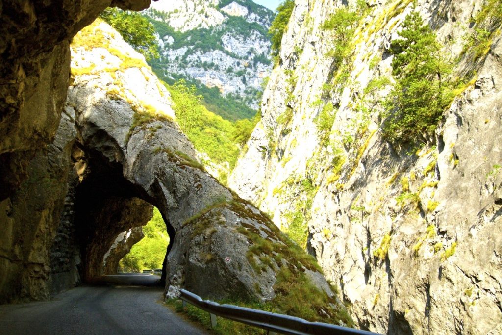 Průjezd kamenným tunelem v Rugovské soutěsce