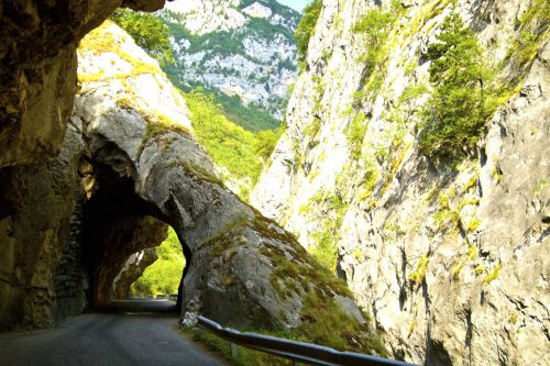 Průjezd kamenným tunelem v Rugovské soutěsce