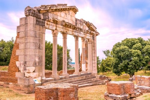 Dochované sloupy a ruiny chrámů v Apollonii připomínají někdejší slávu města, které bylo centrem vzdělanosti už v době starověkého Říma.