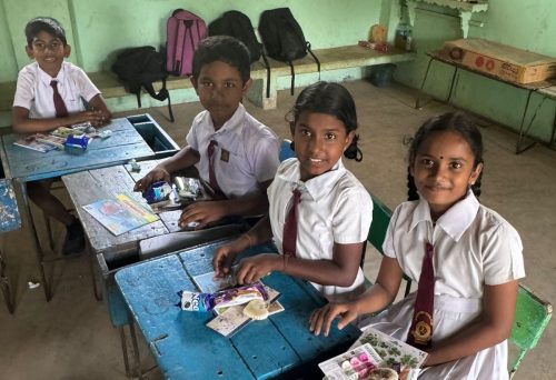 Návštěva tradiční místní školy bude plná úsměvů