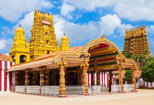 Zlaté věže jednoho z nejposvátnějších hinduistických chrámů Srí Lanky - Nallur Kovil