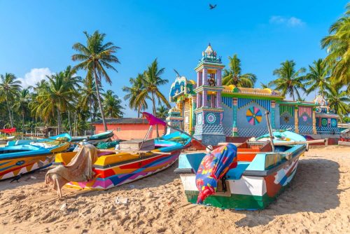 Rybářské městečko Trincomalle je proslulé krásnými plážemi s barevnými loďkami.