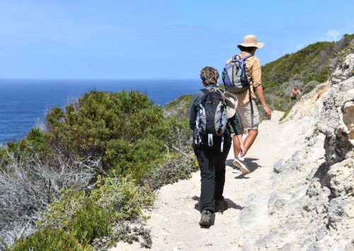 Stezka podél moře, kde každý krok vede blíž k dobrodružství.
