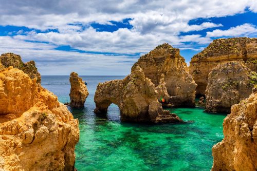 Skalní útvary Ponta da Piedade rozmístěné podíl pobřeží Algarve