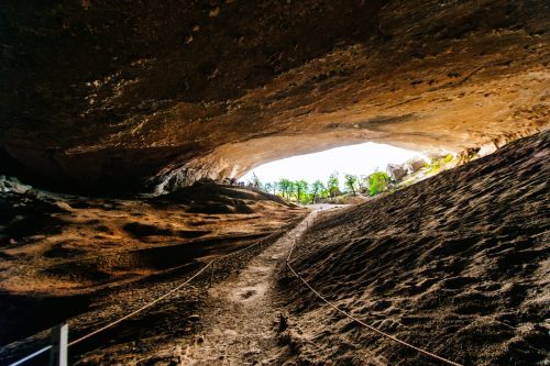 Jeskyně Milodón průzor z jeskyně do okolní přírody