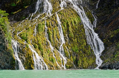 Fjord Última Esperanza s vodopády.