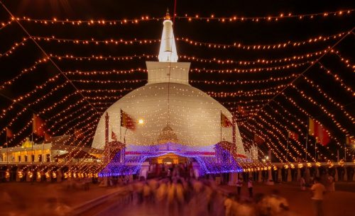 Nasvícené noční posvátné chrámy v Anuradhapuře určitě stojí za to vidět