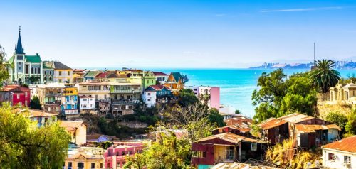 Barevné domky Valparísa nad zálivem