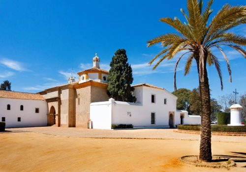 Prostranství před klášterem La Rábida ve Španělsku