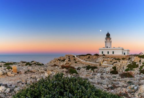 Maják Menorcy, strážce pobřeží a barevných západů slunce.