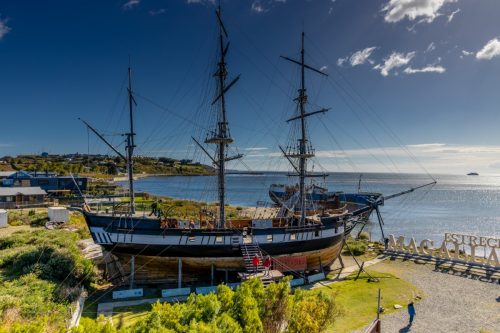 Museo Nao Victoria -replika lodi HMS Beagle na břehu Magellanova průlivu, odkud se psaly dějiny objevování světa.