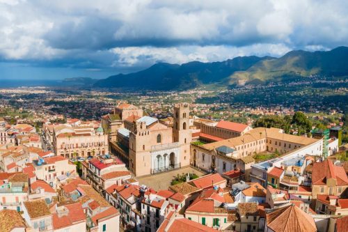 Palermo plné kontrastů – staré kostely, křivolaké uličky a vrstvy historie, které tu žijí bok po boku s každodenním životem.