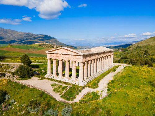 Antický chrám Segesta stojící osamoceně v sicilské krajině – tiché místo, kde historie působí nečekaně živě.