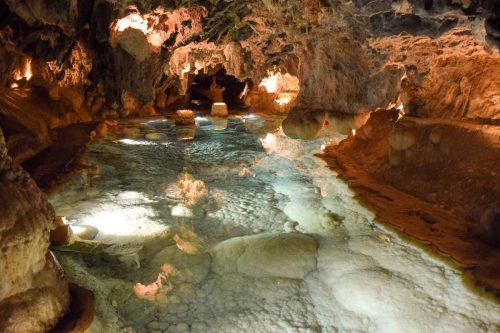 Krápníková jeskyně Gruta de las Maravillas s podzemním jezírkem