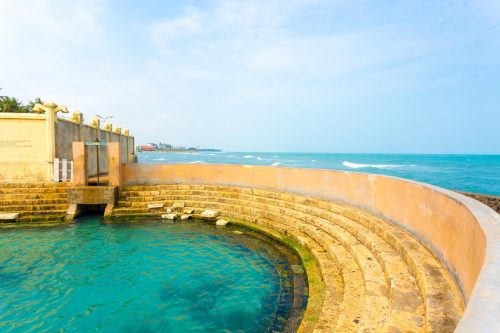 Tento přírodní termální pramen je proslulý léčivými účinky a během koupání si užijete si výhledy na moře.