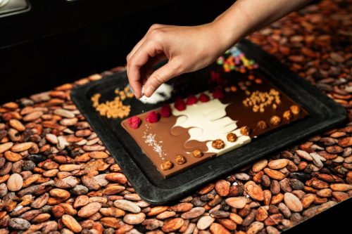Vlastnoručně vyrobená tabulka čokolády bude zajisté originálním dárkem z cest po Švýcarsku