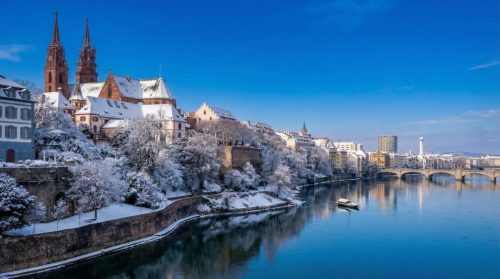 Pohled na zasněženou Basilej s klidně plynoucím Rýnem vytváří zimní scenérii jako z pohádky