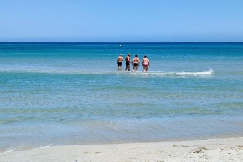 Skupina seniorů stojící v moři