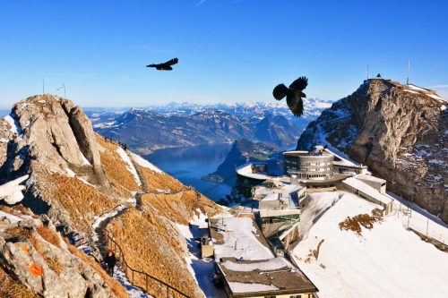 Výhled z hory Pilatus vás ohromí panoramatem Alp a Lucernským jezerem třpytícím se hluboko pod vámi