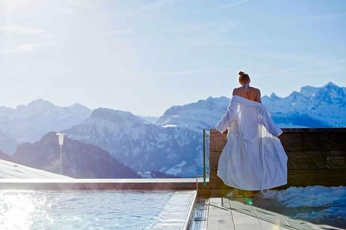 Doporučujeme venkovní bazén s termální vodou a s výhledem na alpské vrcholy