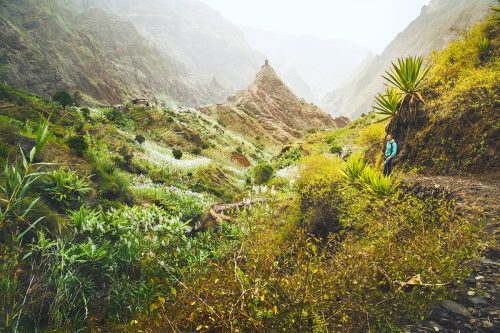 Turista na horské stezce v údolí Ribeira da Torre na ostrově Santo Antão.