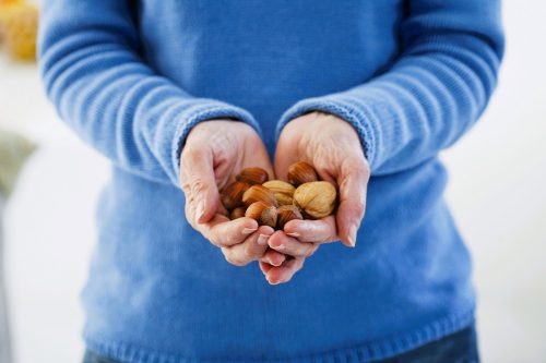 Žena držící směs ořechů