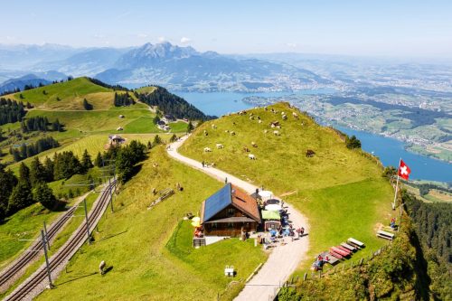 Zelené alpské pastviny, tradiční horské chaty a pod vámi třpytivé jezero. Výhledy z hory Rigi patří k těm, na které se nezapomíná.