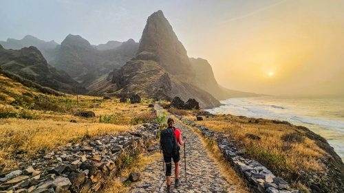 žena jdoucí po turistické stezce na ostrově Santo Antão