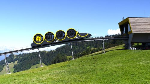 Vzhůru za švýcarskými panoramaty – unikátní Stoosbahn zdolává prudké horské svahy s lehkostí