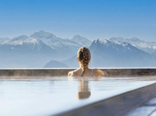 Venkovní bazén v Mineralbad & Spa Rigi Kaltbad nabízí jedinečný relax s výhledem na horskou krajinu přímo z horké termální vody