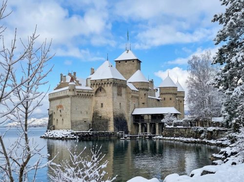 Malebnému středověkému hradu Chillon dodává kouzlo jeho poloha přímo na břehu Ženevského jezera