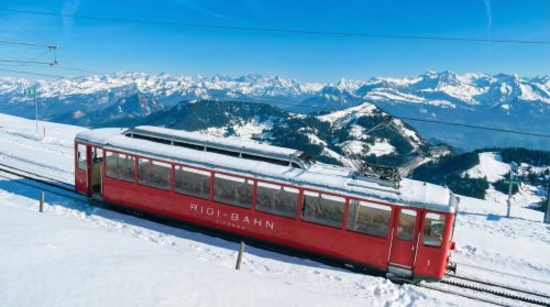 Nejstarší zubačková trať v Evropě vás vyveze k hotelu Rigi Kaltbad a pak pokračuje dále - vstříc dalším výškám a výhledům