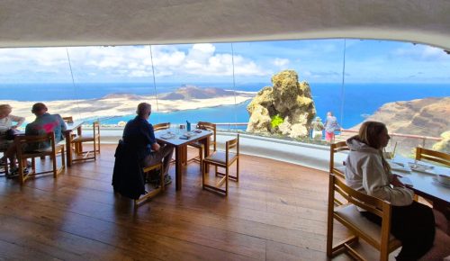 Výhled z vyhlídky Mirador del Rio na ostrov La Graciosa