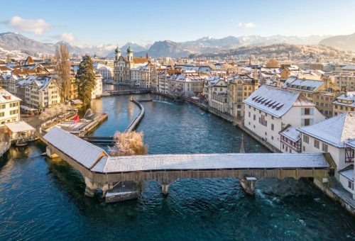 Malebné zimní městečko Lucern v obležení alpských štítů