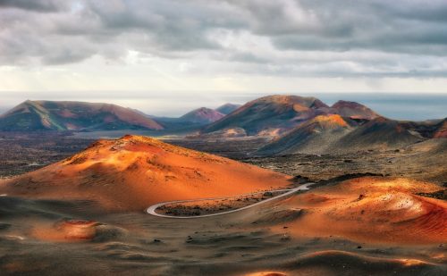Pohled na sopečné vrcholky NP Timanfaya na Lanzarote