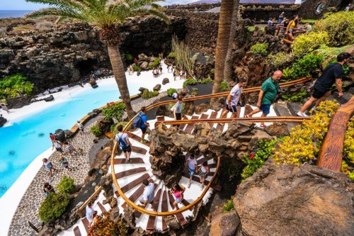 Exteriér Jameos del Agua s bazénem a točitými schody.
