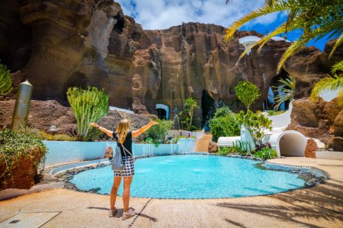 Prostranství domu Casa LagOmar na Lanzarote s bazénem a sopečnými skálami.
