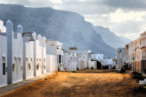 Pohled na prašné ulice města Caleta del Sebo lemované bílými domky