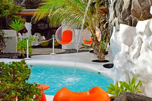 Dům César Manrique Foundation - prostranství u bazénu s výraznámi oranžovými křesly