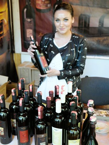 dívka prezentující vína ve Vinařství Çobo